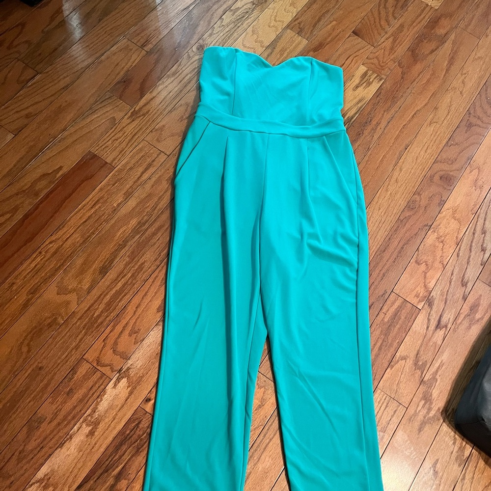Picture doesn’t do this jumpsuit justice.Turquoise in perfect condition